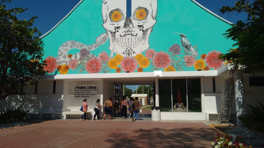 Fumigan panteones de Ciudad del Carmen para evitar la proliferación de mosquitos