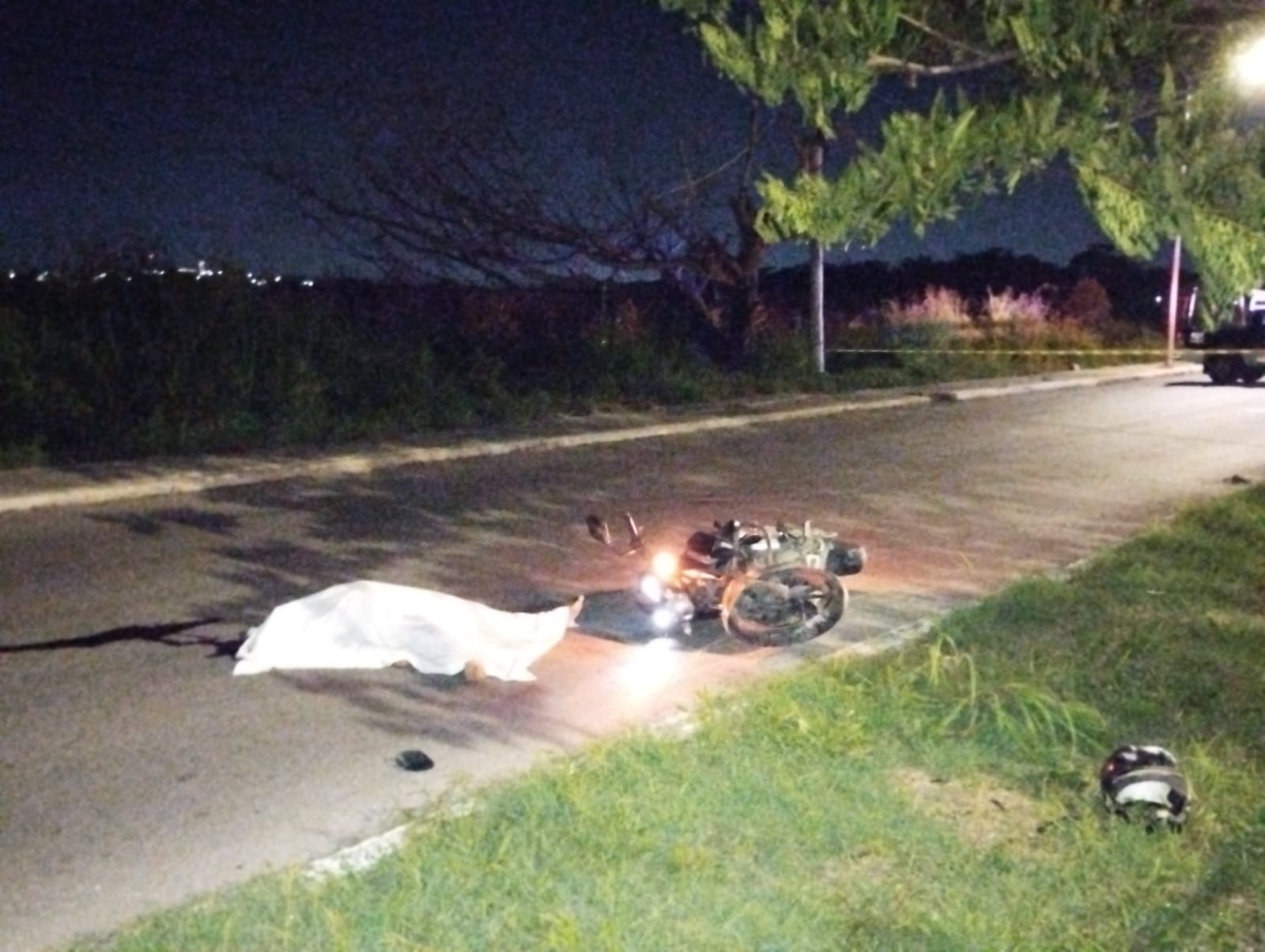 Motociclista derrapa y muere inmediatamente