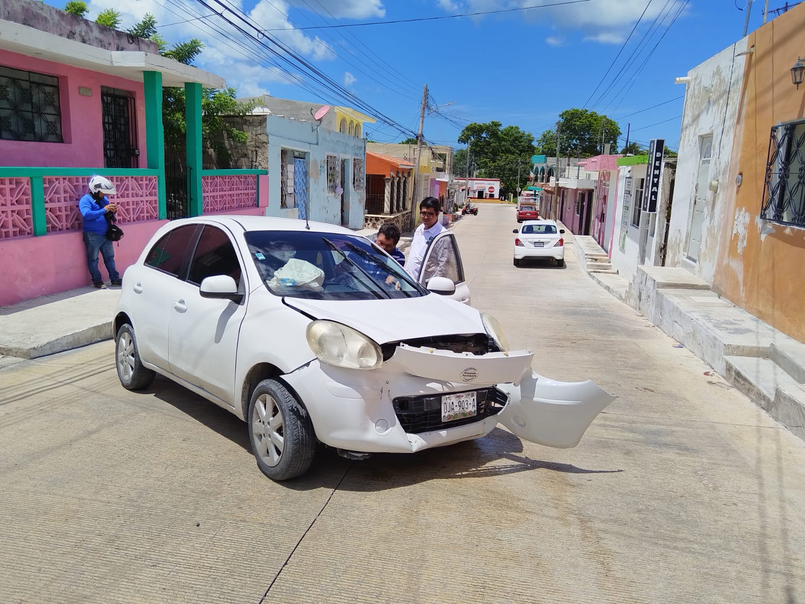 Conductora choca contra banqueta