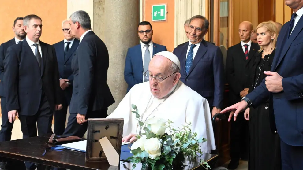 Acude Papa Francisco a la capilla ardiente del expresidente italiano Giorgio Napolitano