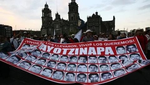 AMLO aseguró que el Ejército entrego toda la información a padres del caso Ayotzinapa