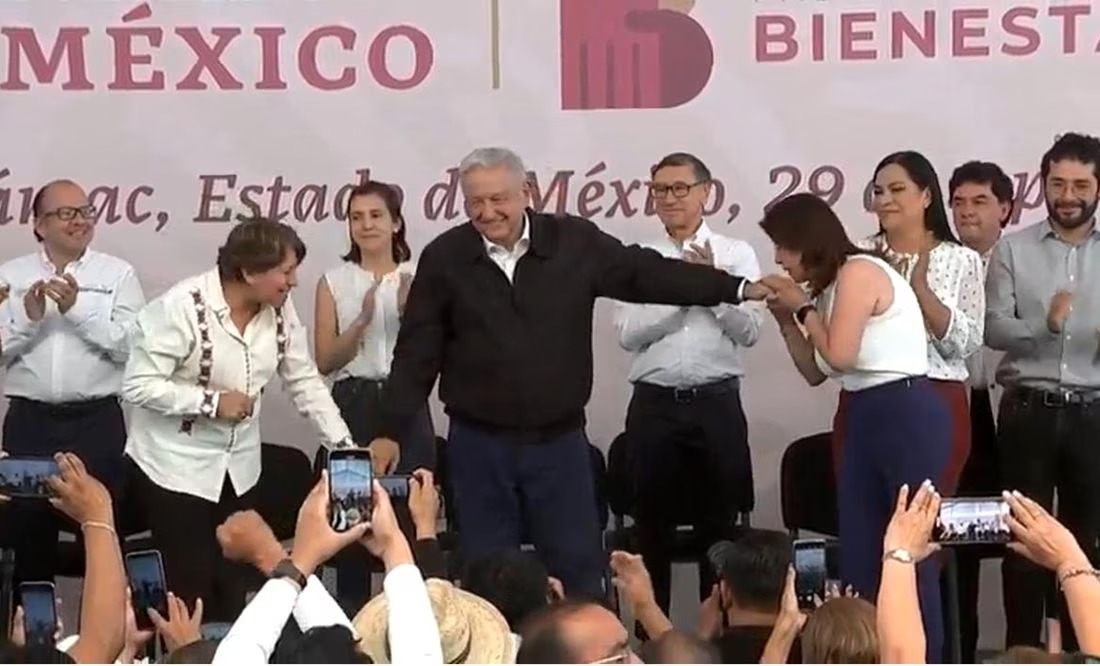 AMLO es sorprendido por alcaldesa de Tacamac, quien le beso la mano