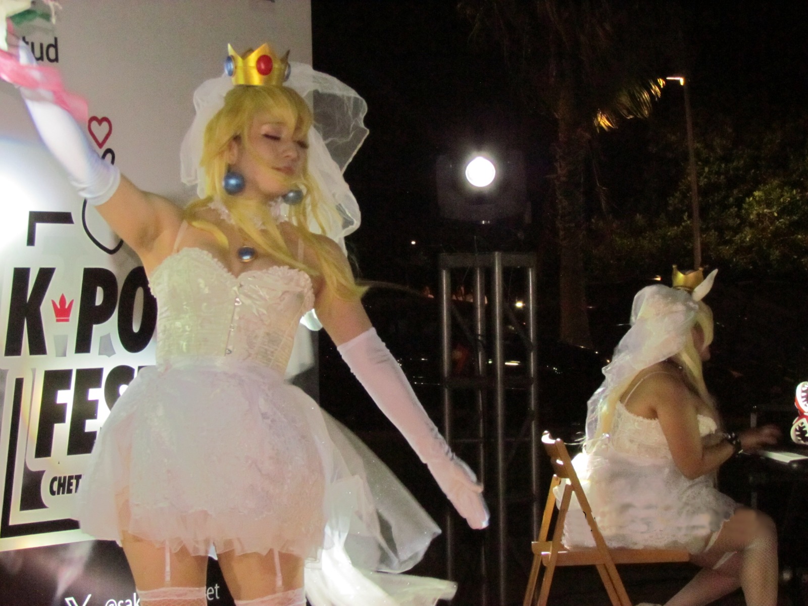 contemplados grupos juveniles que se disfrazan y actúan (cosplay)