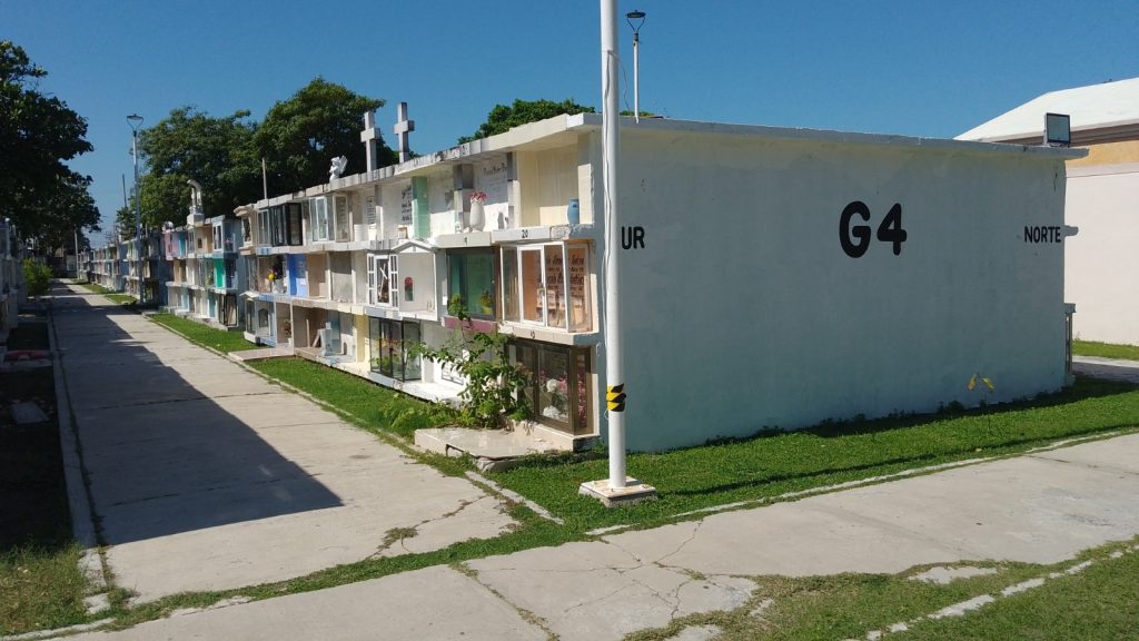 Fumigan panteones de Ciudad del Carmen para evitar la proliferación de mosquitos