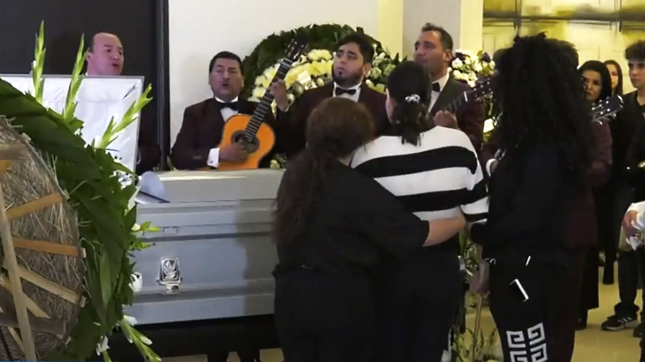 Entre porras y lágrimas Despiden a Benito Castro durante el entierro del artista