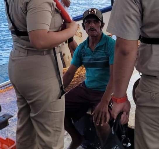 Pescador es rescatado en altamar entre las costas de Chuburná y Sisal