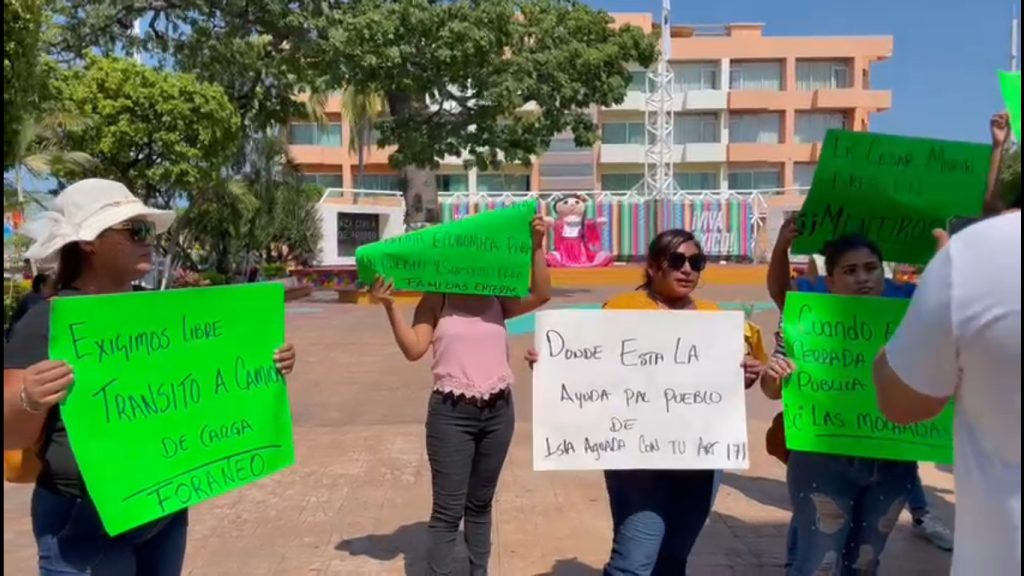 Dueños de fondas de Isla Aguada se manifiestan frente a palacio municipal de Ciudad del Carmen, luego bloquearon la carretera de Isla Aguada