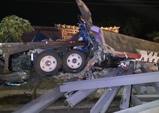 Vibraciones que emite el paso de los tráiler en la avenida 10 de Julio de Ciudad del Carmen, afecta las viviendas