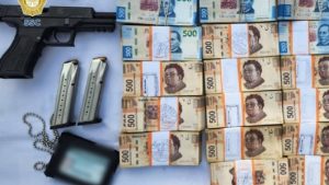 Durante una inspección, encontraron un arma de fuego corta, dos cargadores y 30 cartuchos útiles y una mochila con más un millón de pesos en efectivo