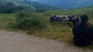 Las policías locales acordonaban el área para la preservación de posibles pruebas