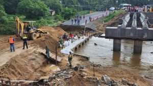 En la carretera Acapulco-Zihuatanejo, se está construyendo un puente provisional para abrir el paso