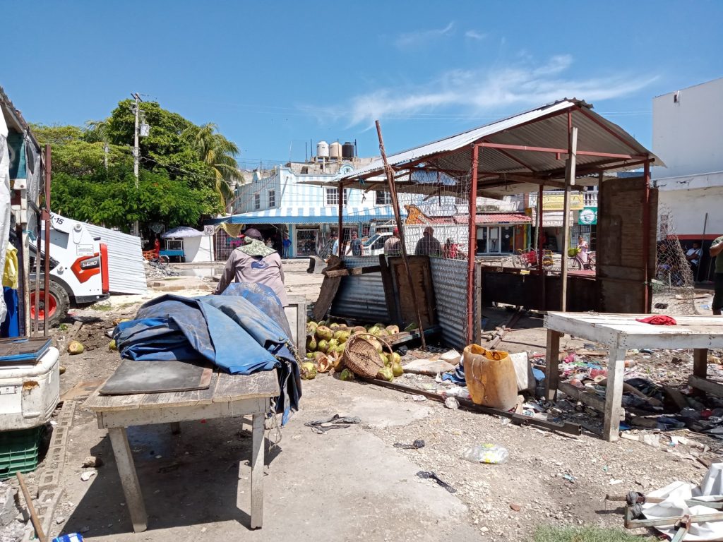 Desalojan a comerciantes del Chechén: En Ciudad del Carmen