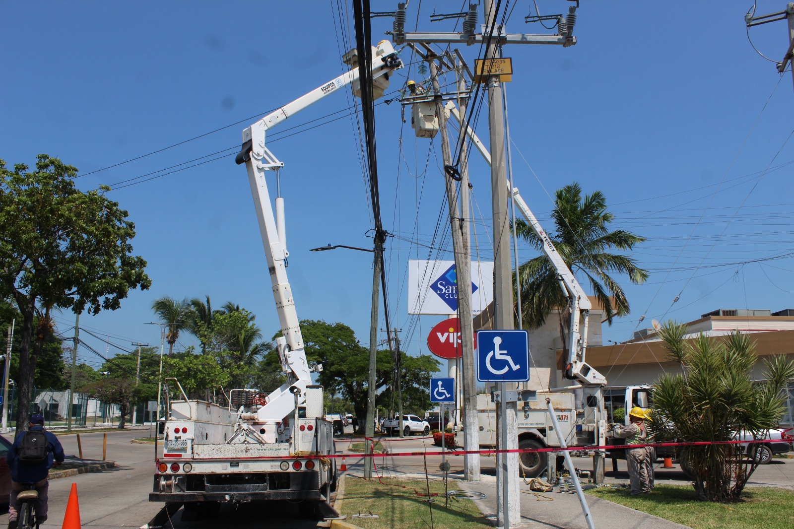 La CFE sustituye postes viejos por nuevos en el municipio de Carmen