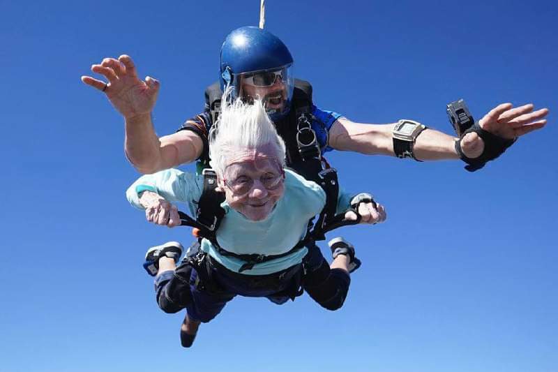 Abuelita de 104 años intrépida se lanza de un paracaídas y rompe Récord Guinness