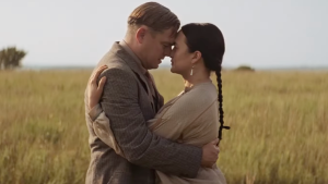 Este filme está basado en una historia real y contada a través del improbable romance de Ernest Burkhart (Leonardo DiCaprio) y Mollie Kyle (Lily Gladstone.