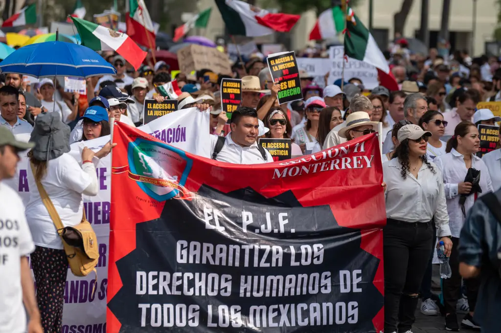 Almenos en 20 ciudades marchas apoyan al  PJF