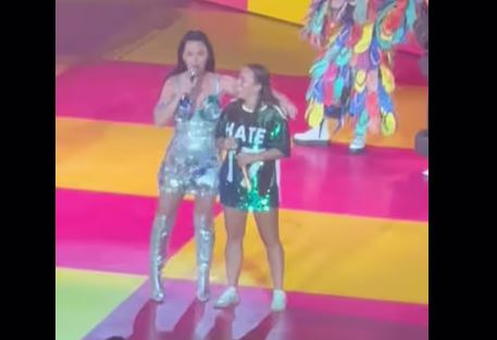 Fan se roba el show de Katy