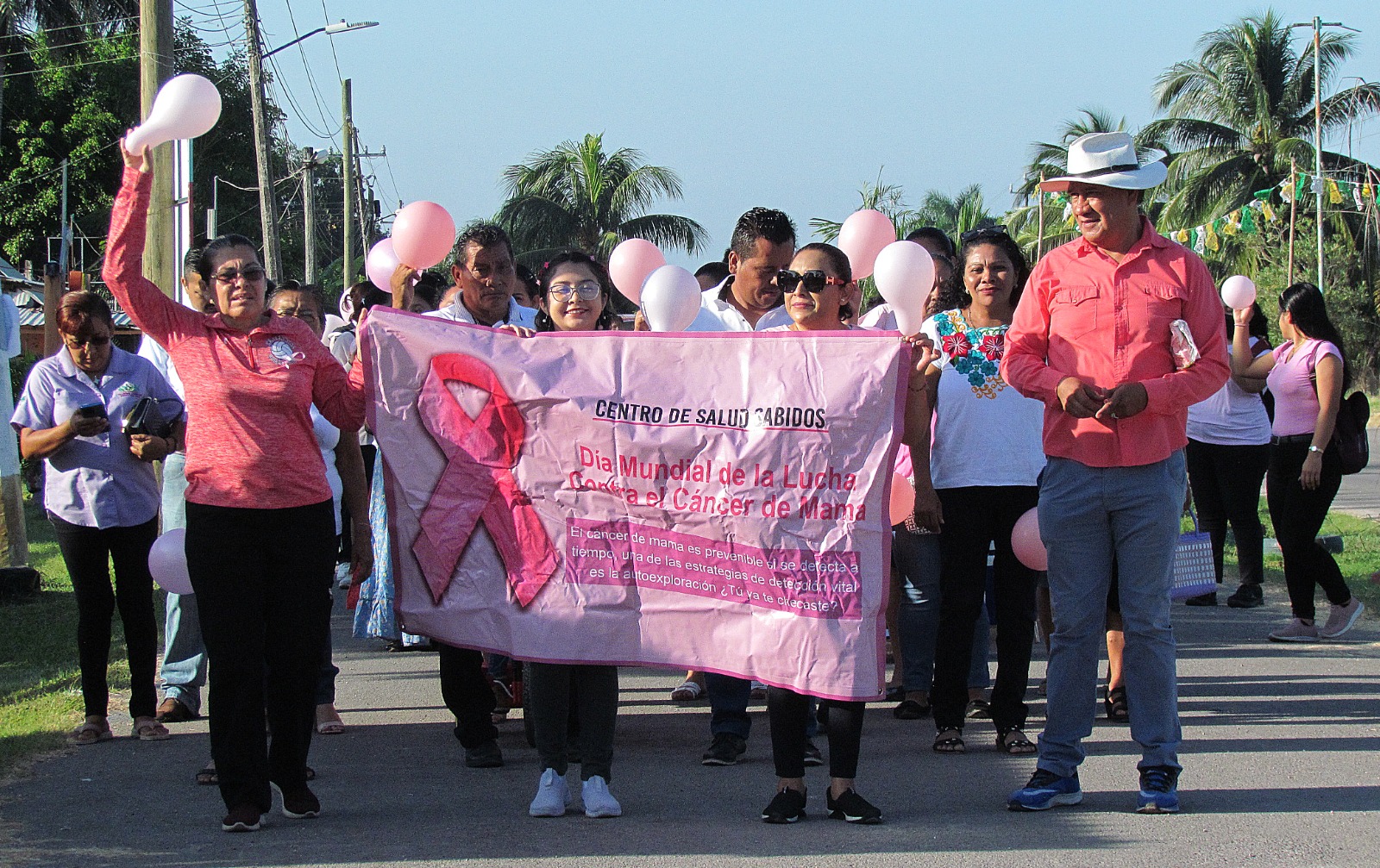 mesas artículos y artesanías realizadas por alumnos de la Misión Cultural 103