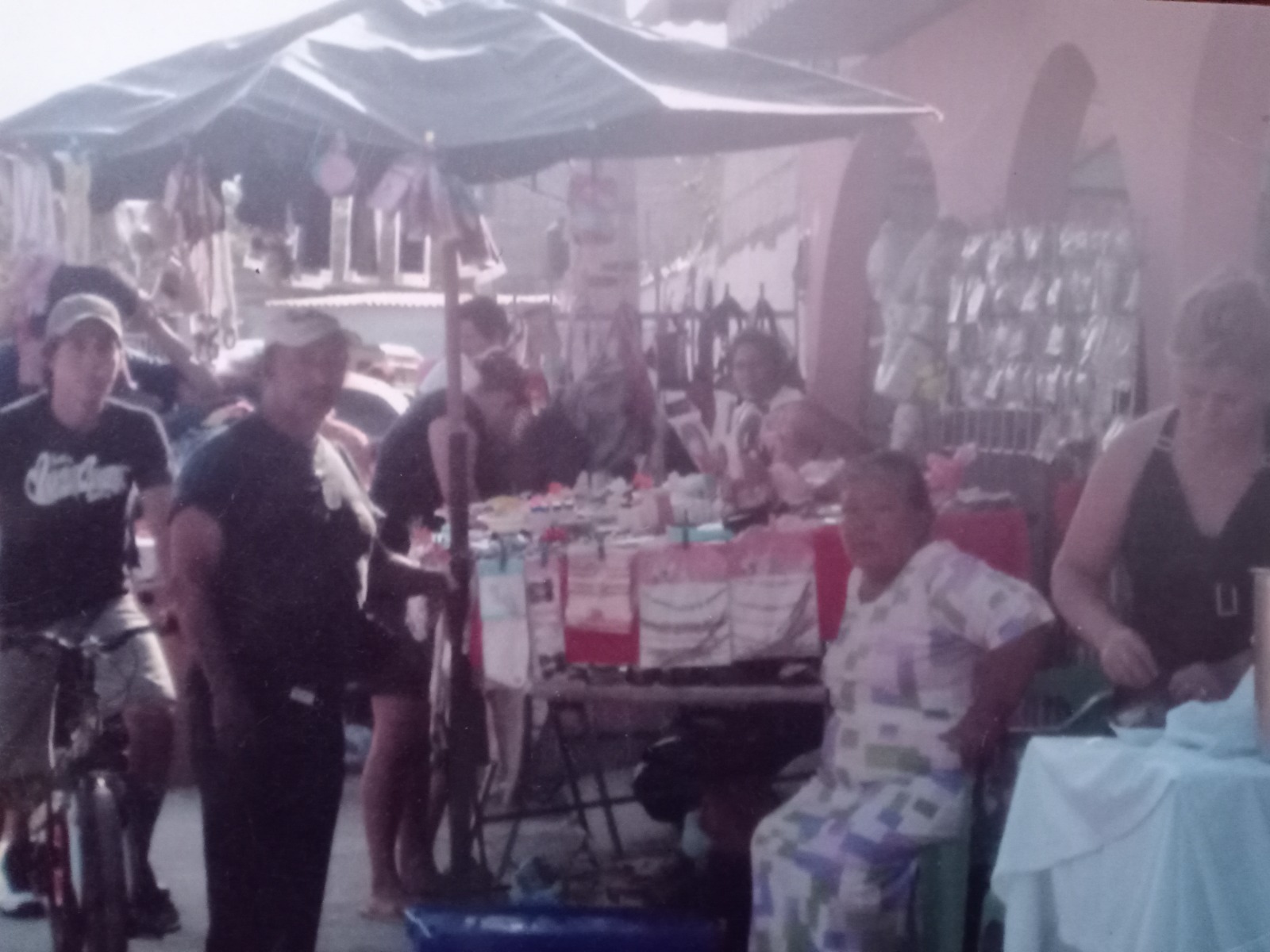 Gobierno municipal margina a bazaristas pioneros del parque Juan Diego, quienes llevan 17 años con la venta de bazar en ese sitio