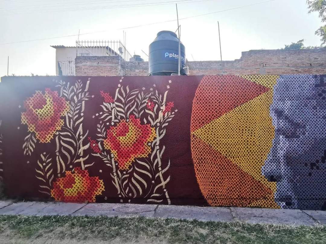 Yucateco utiliza técnica de punto de cruz para pintar un mural en Guadalajara