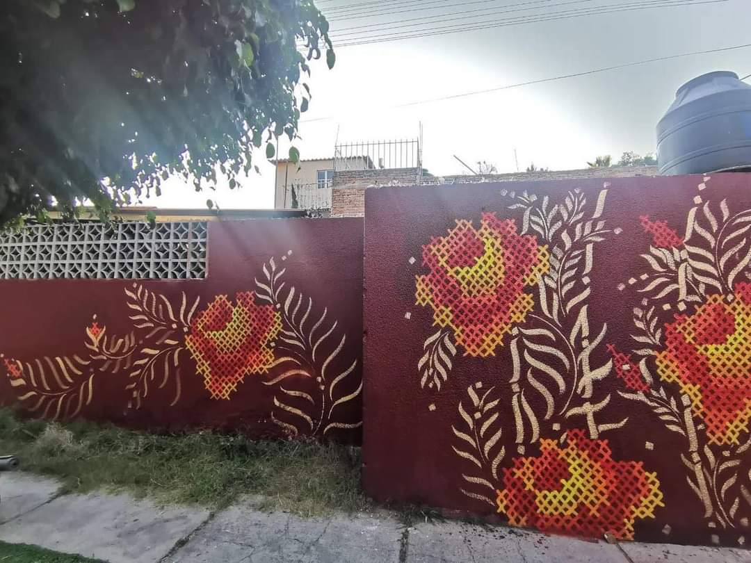 Un yucateco utiliza técnica de punto de cruz para pintar un mural en Guadalajara