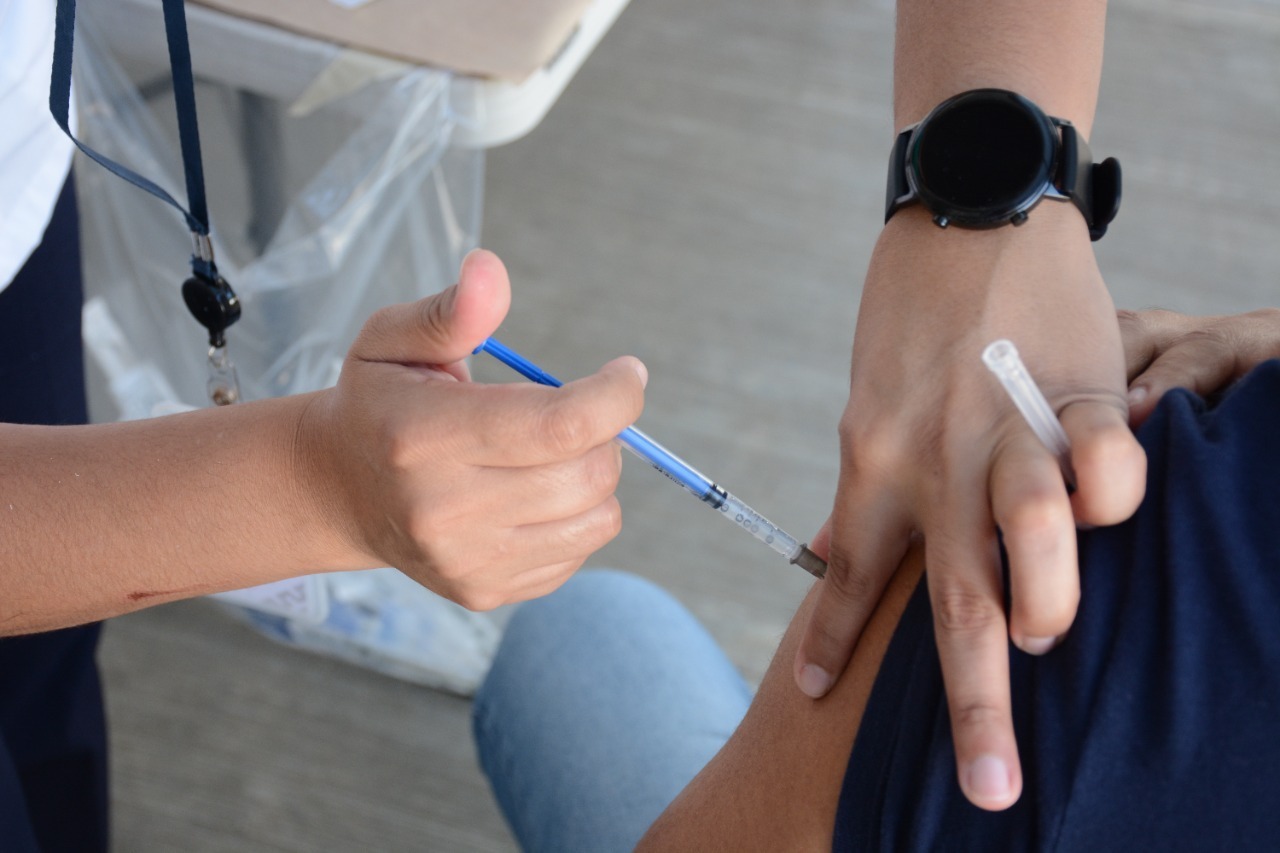 Inicia vacunación contra COVID-19 e influenza estacional próximo 16