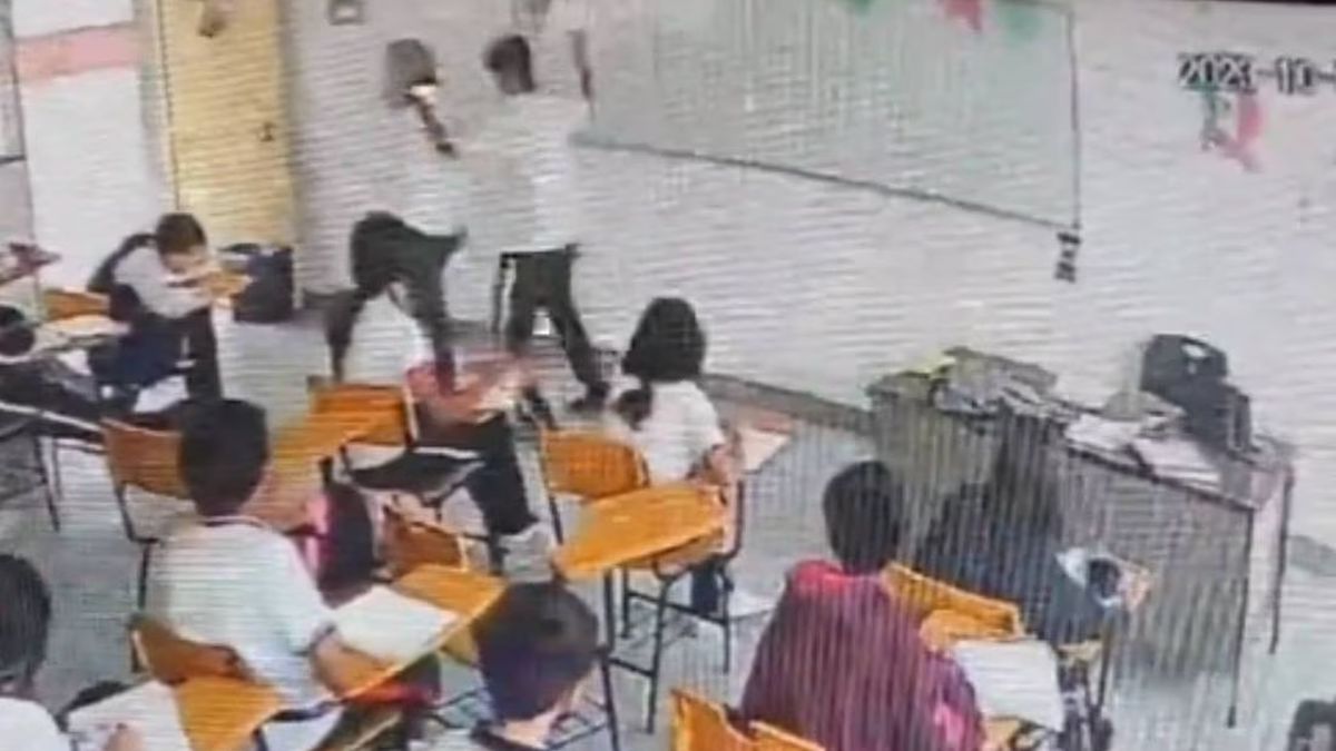 Niño de 14 años apuñala a su maestra por la espalda en una secundaria de Coahuila