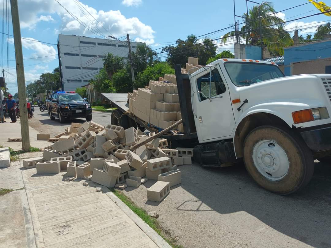 Un camión que transportaba decenas de bloques para construcción se partió en dos debido a que se le rompió el eje