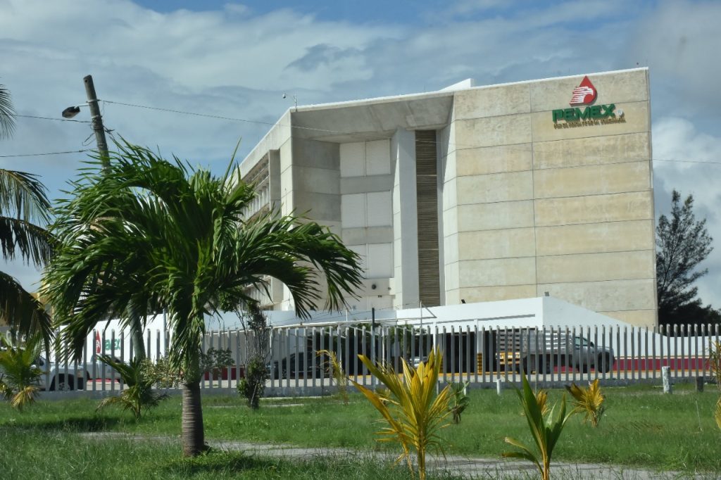 Oficinas centrales de PEMEX bandera política de la gobernadora de Campeche