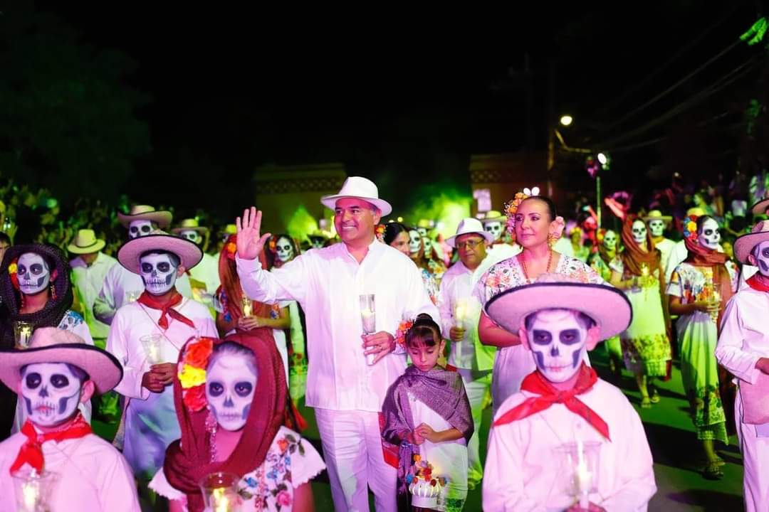 Junto a miles de familias yucatecas, el Alcalde Renán Barrera Concha encabezó el Paseo de las Ánimas 2023, que partió desde el Cementerio General hacia San Juan.