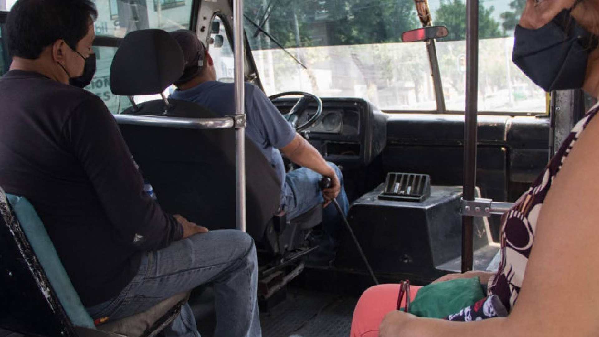 Nuevamente niegan asiento a mujer en transporte público; 'para que se embaraza', le dice el sujeto