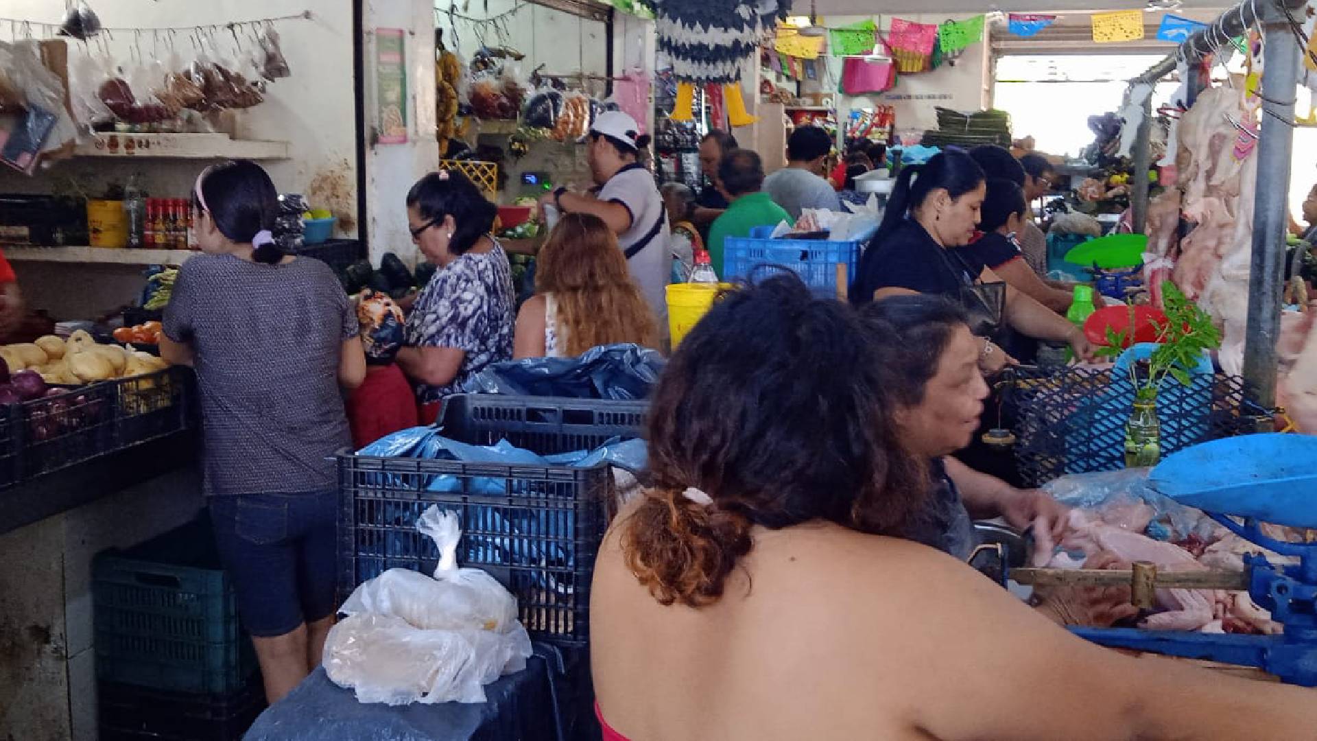 Gran afluencia de personas a los mercados de Mérida con motivo de la celebración del Hanal Pixán.