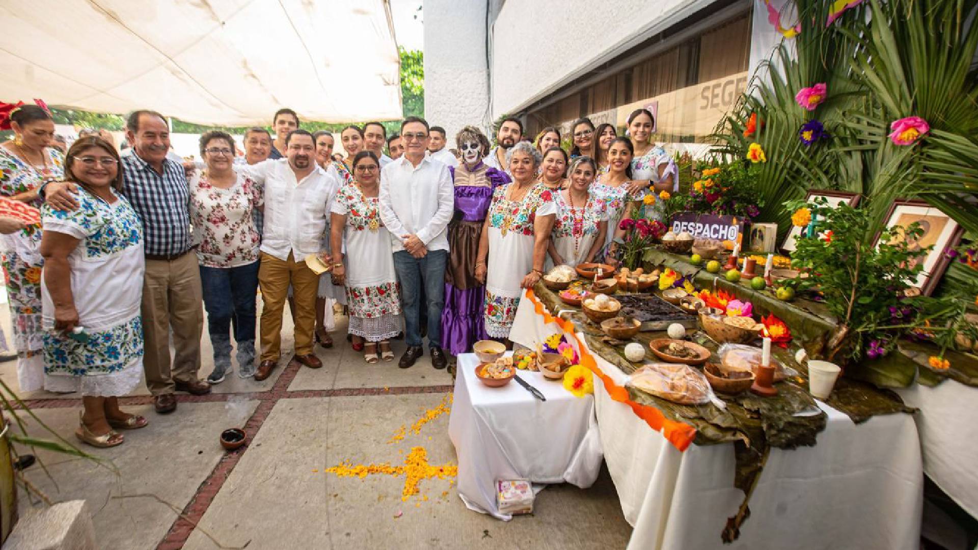 Instalaron altares de Janal Pixan en memoria de personajes culturales y educativos de Yucatán