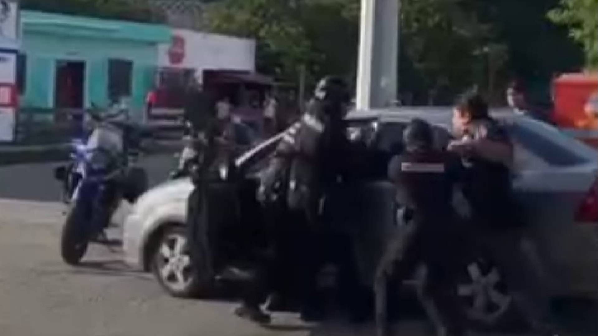 Mujer infraccionada llama a familiares que agreden a policías en la ciudad de Valladolid.