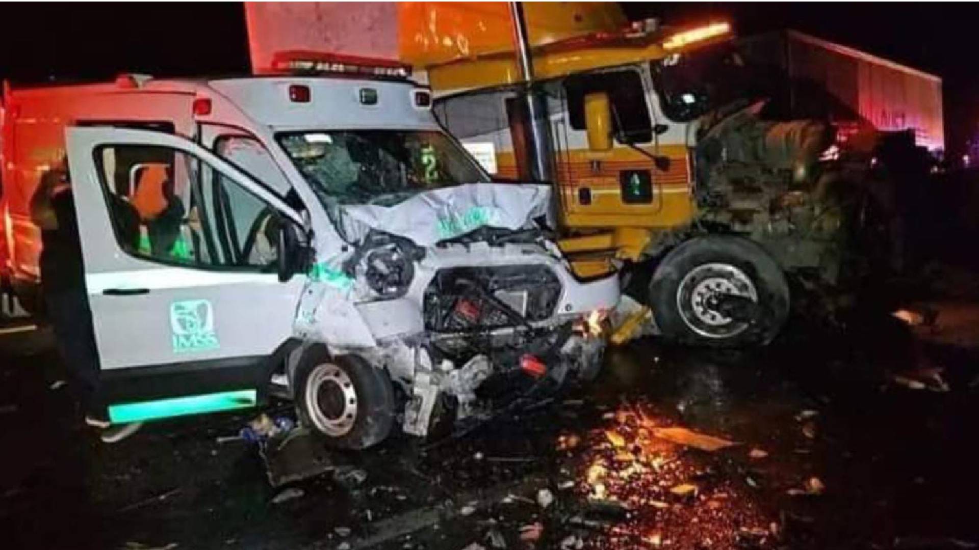 Tragedia carretera Veracruz: tráiler impacta una ambulancia y el paciente trasladado murió