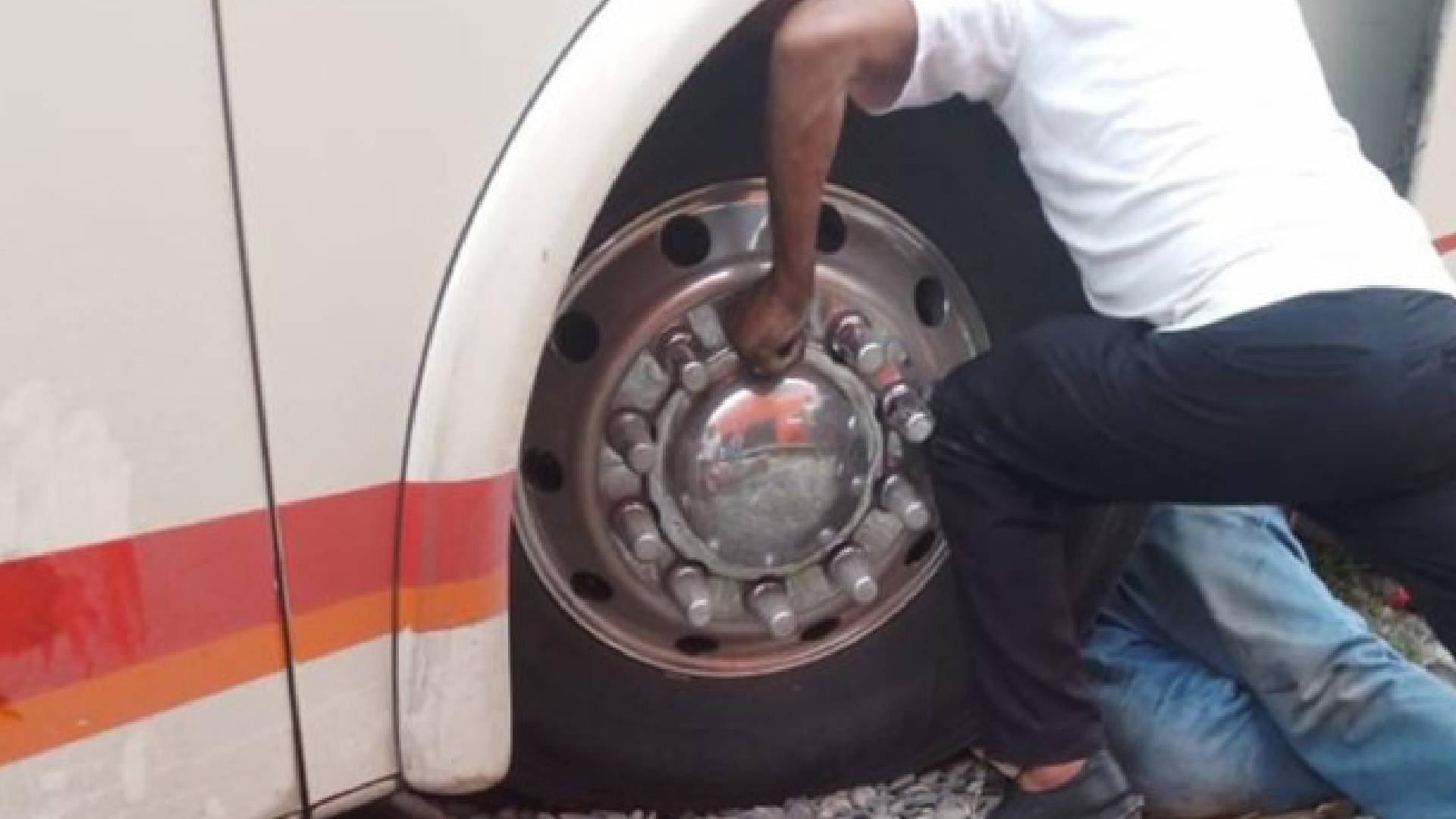 Mecánico es prensado por autobús mientras lo reparaba vive para contarlo