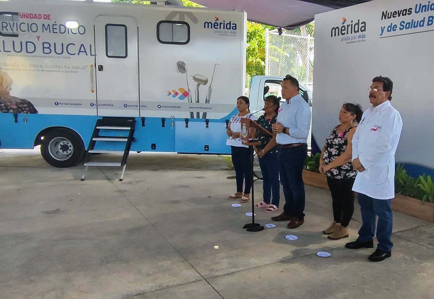 Renán Barrera presenta dos nuevas unidades móviles médicas y odontológicas