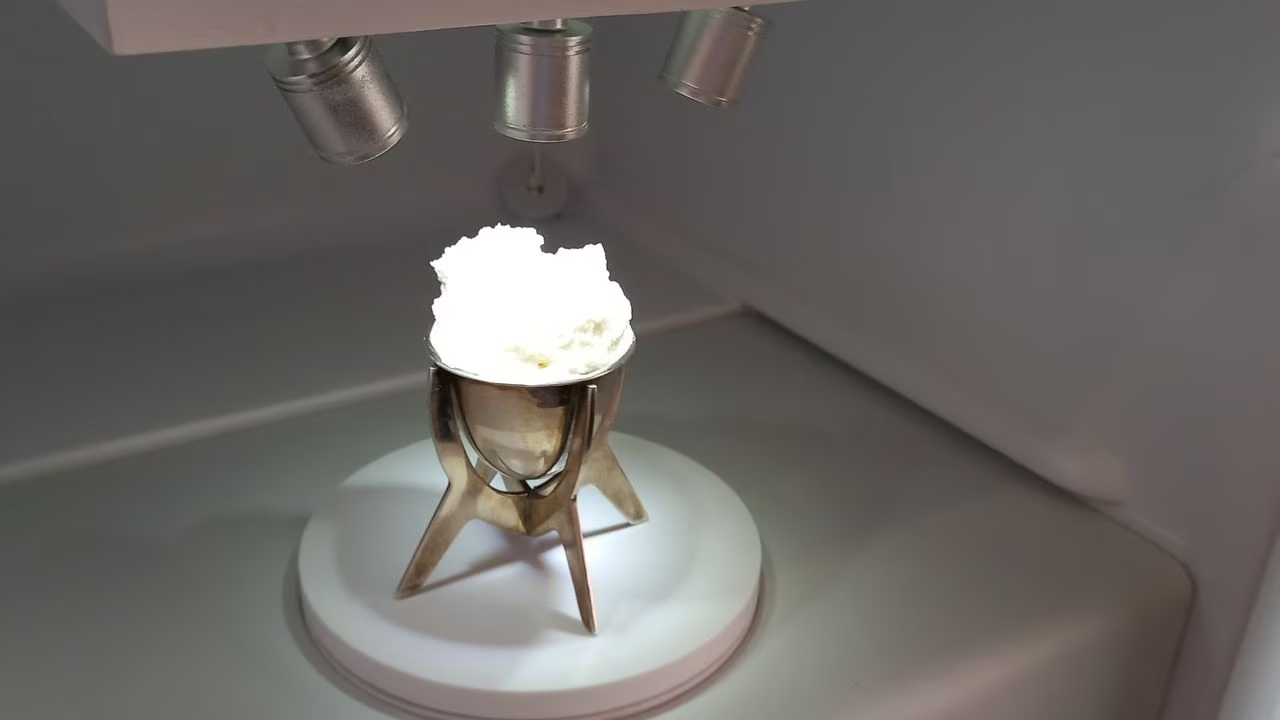 Crean un helado usando plástico
