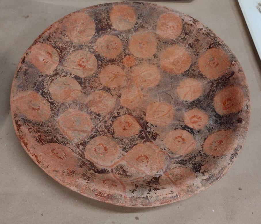 Trabajos de la Zona Arqueológica de Edzná, Campeche localizan un plato con decoración abstracta