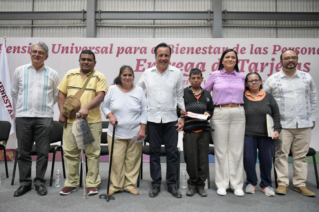 Bienestar entrega tarjetas de pensión a Personas con Discapacidad en Veracruz