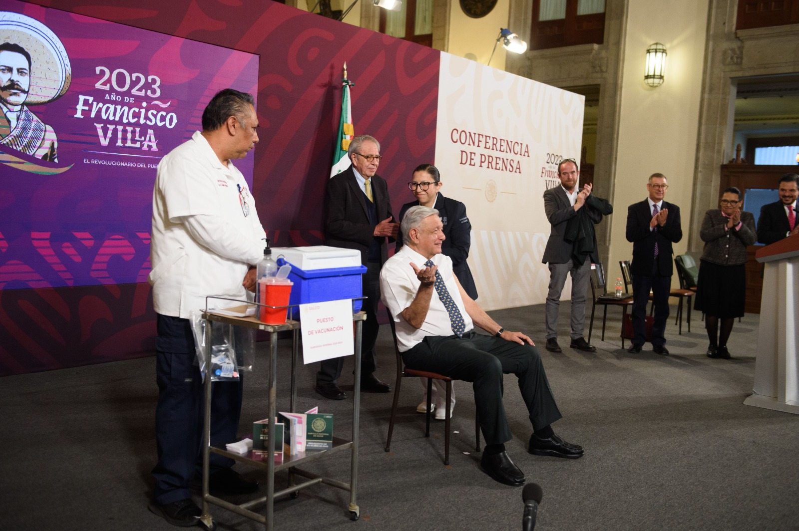 AMLO se vacuna contra influenza y COVID-19