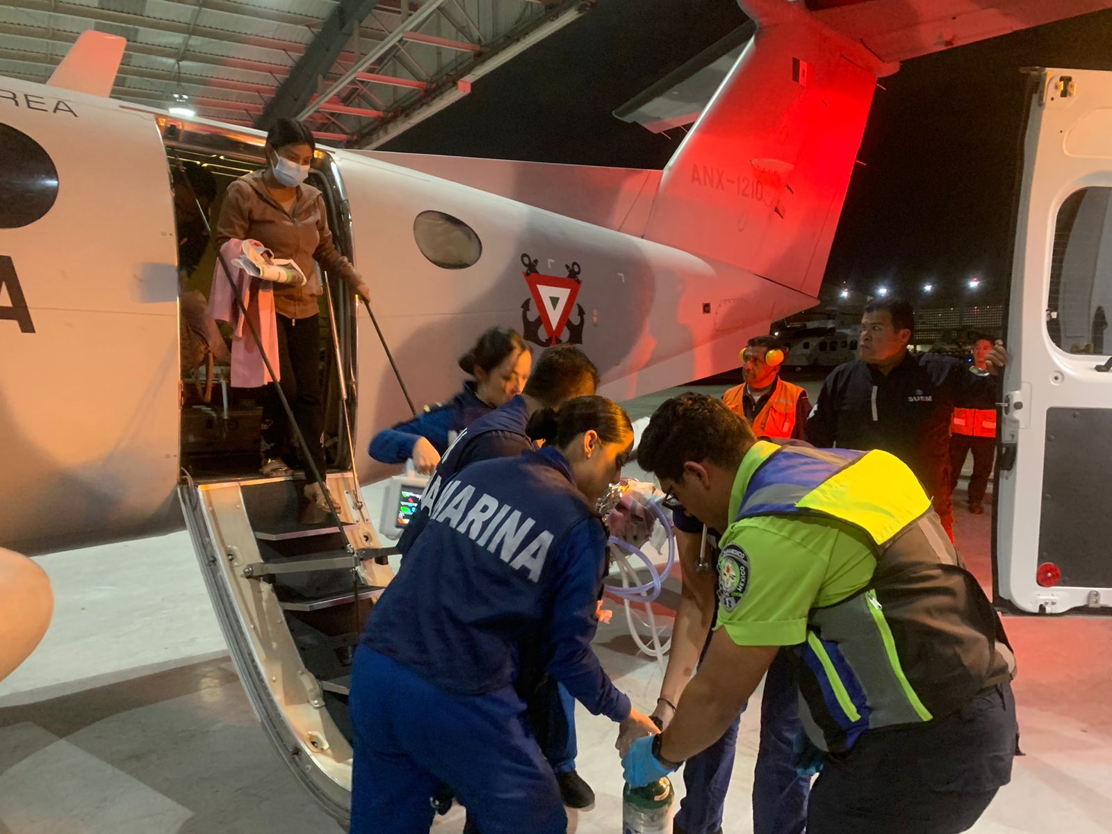 Tres recién nacidos son trasladados de Acapulco a CDMX por la Marina