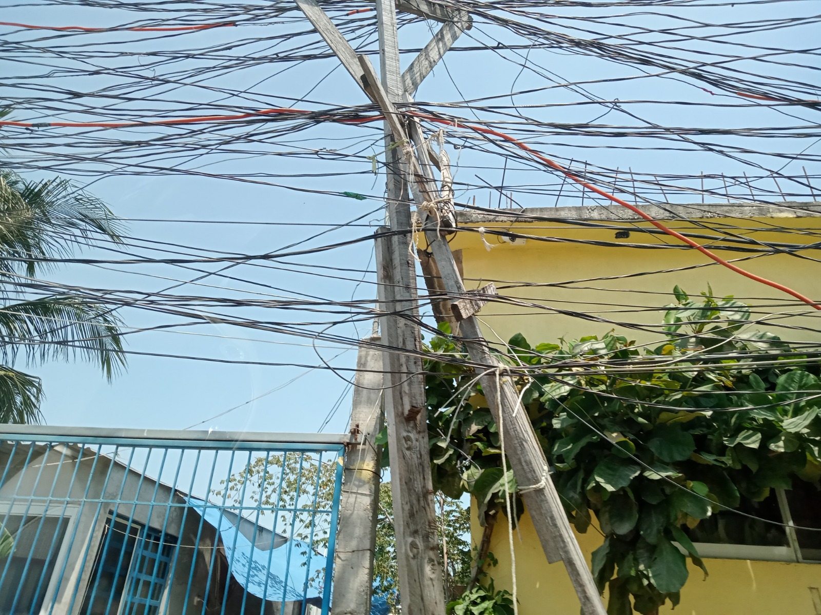 Conexiones indebidas de energía eléctrica en colonias irregularidades afecta a usuarios carmelitas de la CFE