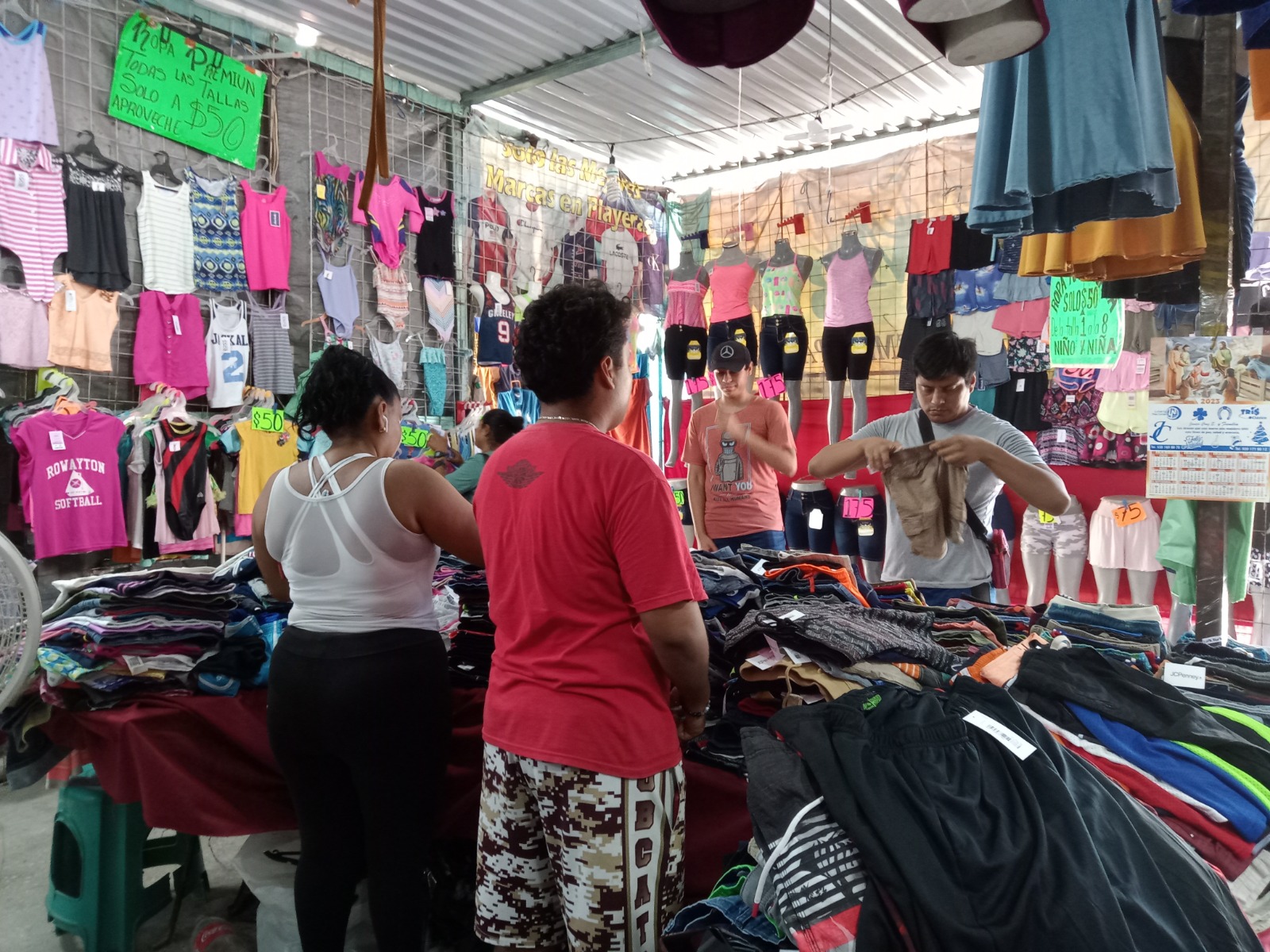 Tianguistas del Chechén esperan que les entreguen sus puestos en el nuevo mercado de Ciudad del Carmen