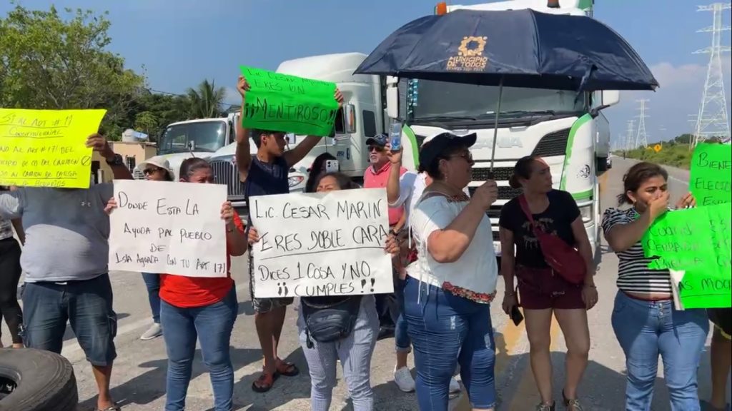 Dueños de fondas de Isla Aguada se manifiestan frente a palacio municipal de Ciudad del Carmen, luego bloquearon la carretera de Isla Aguada