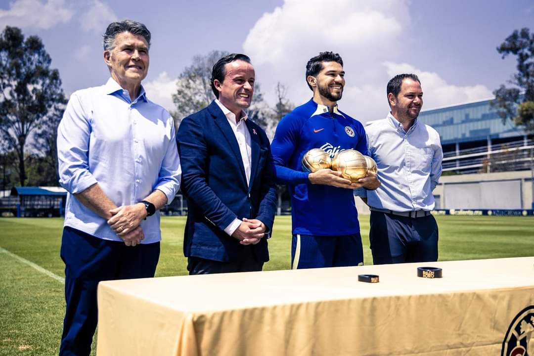 los tres Balones de Oro en las categorías “Mejor Jugador”, “Mejor Delantero” y “Campeón de Goleo”