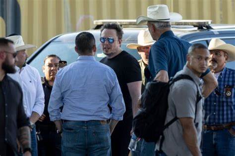Elon Musk visita la frontera