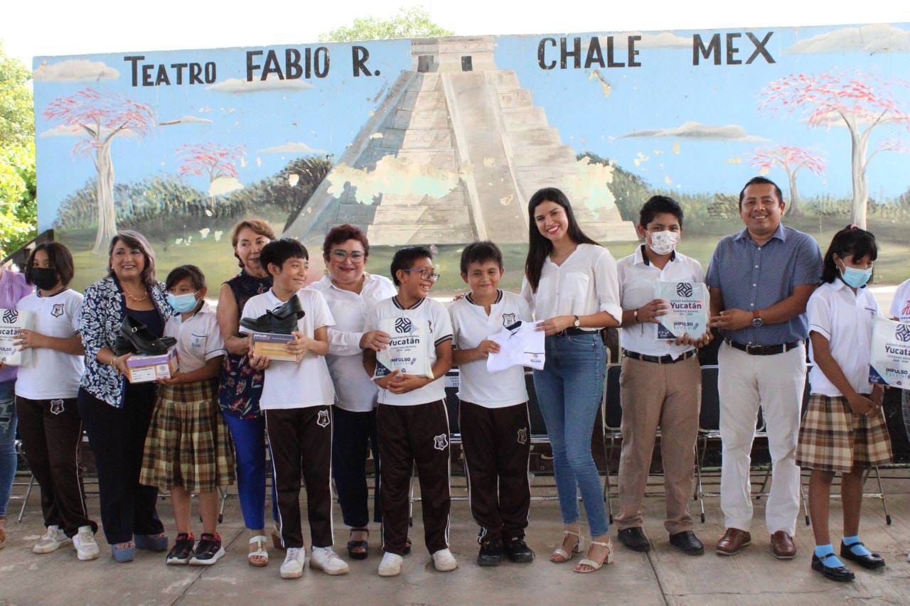 Estudiantes de Tixpéual reciben útiles escolares gracias al apoyo del Gobierno de Mauricio Vila Dosal.