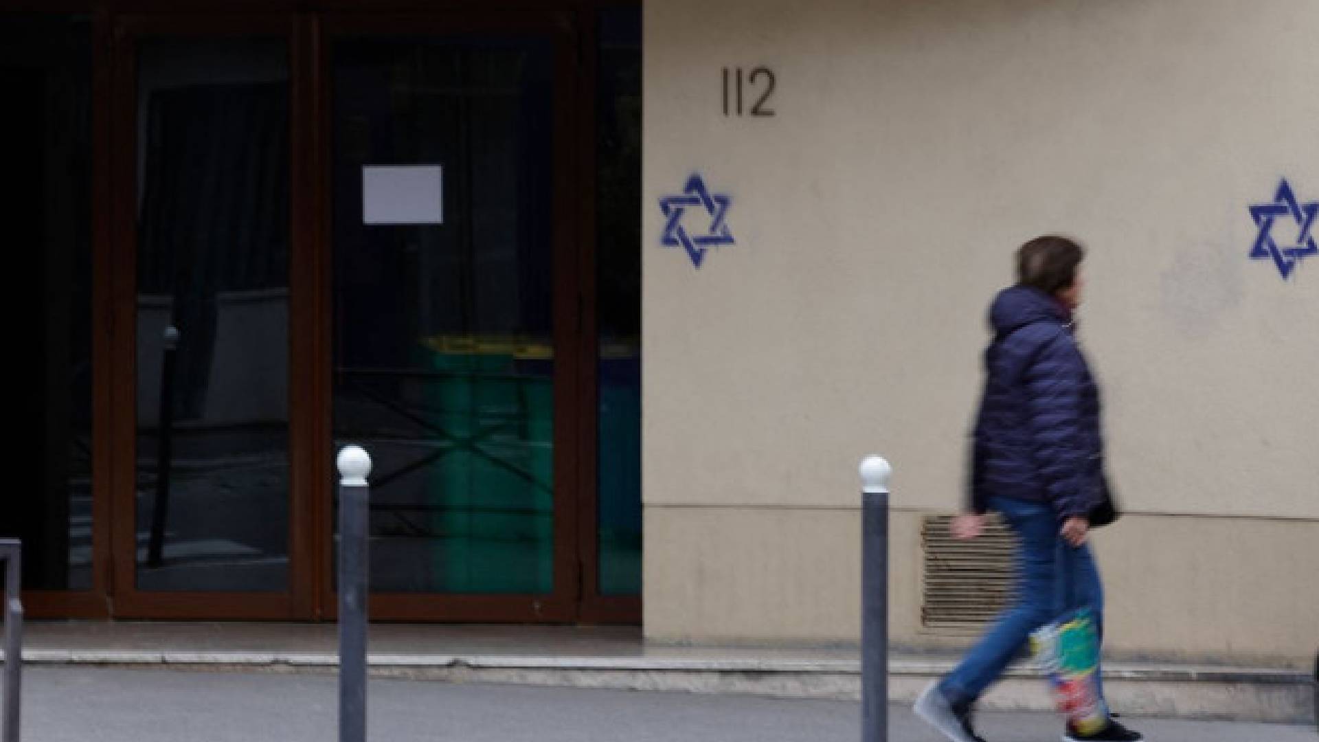 Mujer judía apuñalada en Francia y tallan en la puerta de su casa una esvástica