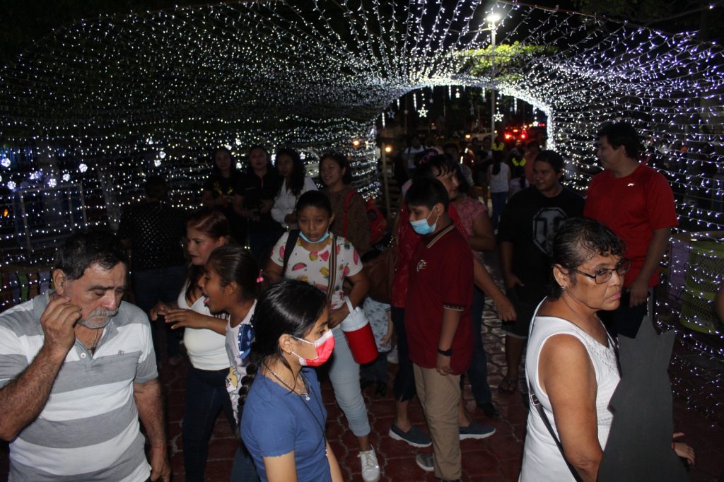 Iniciarán con los adornos navideños en calles y avenidas de Ciudad del Carmen en próximos días